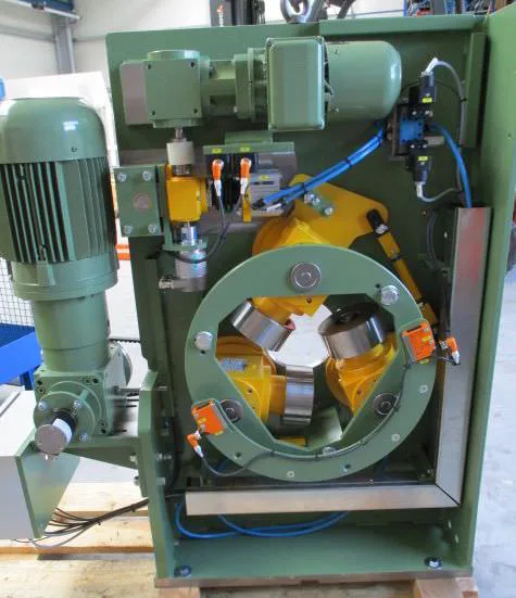 Single inspection station with three guide rollers arranged in a ring and a drive motor