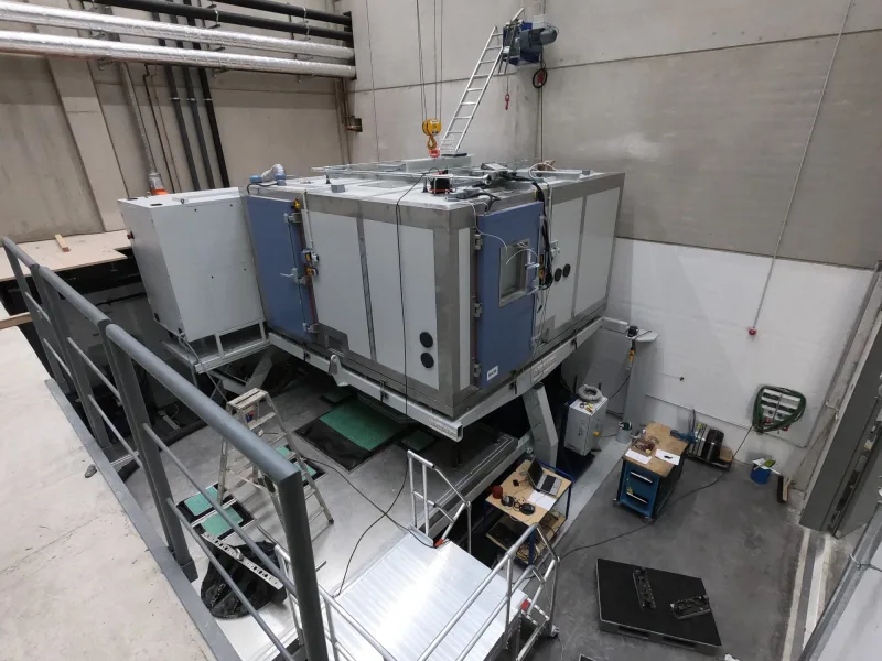 Climatic chamber on the vibration test rig, seen from the gallery of the hall